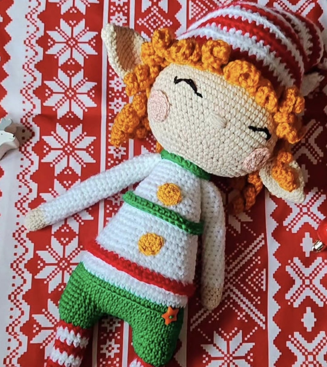Kézzel készített horgolt manó figura amigurumi technikával