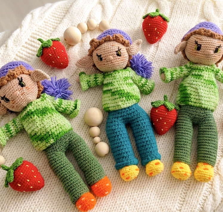 Kézzel készített amigurumi szamóca babák