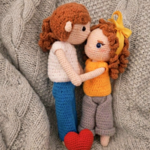 Kézzel horgolt egyedi pár baba amigurumi figura szívvel