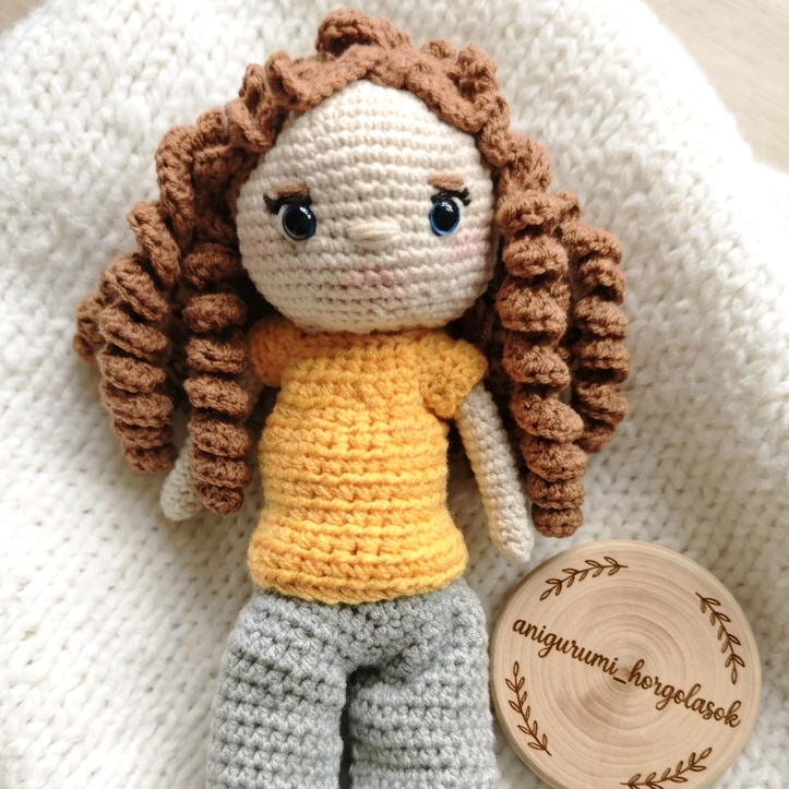 Kézzel horgolt amigurumi kislány baba barna göndör hajjal