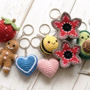Kézzel készített horgolt kulcstartók és mini figurák méhecskével, szívvel, virággal, avokádóval és mézeskalács figurával