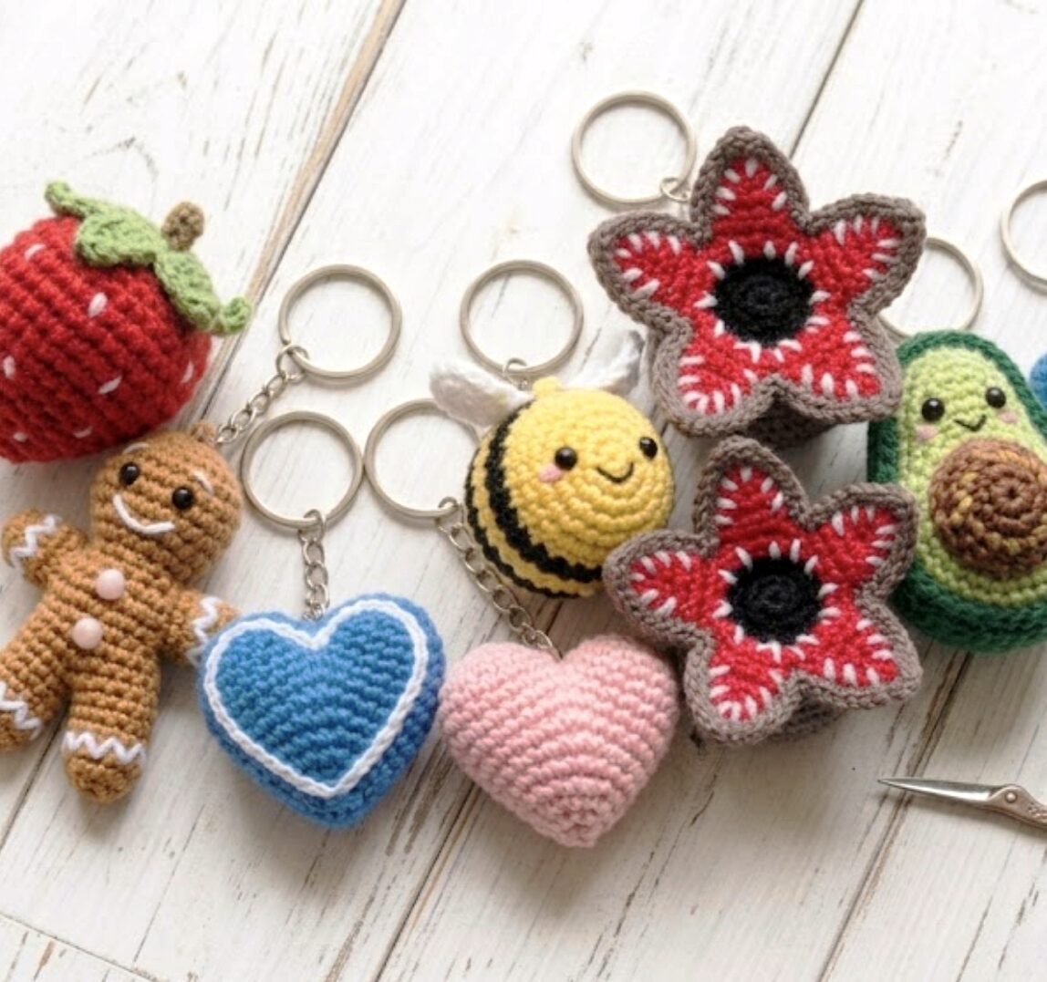 Kézzel készített horgolt kulcstartók és mini figurák méhecskével, szívvel, virággal, avokádóval és mézeskalács figurával